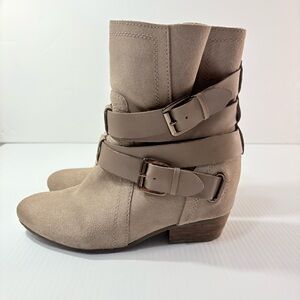 NWOT Naya Fisher Moto Taupe Ankle Boots with Leather Buckle Straps Sz9.5 Moto